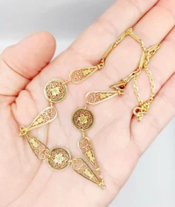 Collier Art Nouveau or jaune motifs filigranés et fleuris (circa 1910)