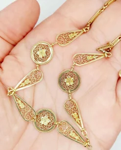 Collier Art Nouveau or jaune motifs filigranés et fleuris (circa 1910)