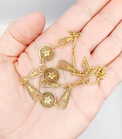 Collier Art Nouveau or jaune motifs filigranés et fleuris (circa 1910)