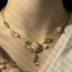Collier avec fleur en émail et pierres précieuses
