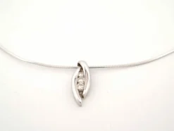 collier avec pendentif 3 diamants 0.27ct en or blanc 18k 8.5gr