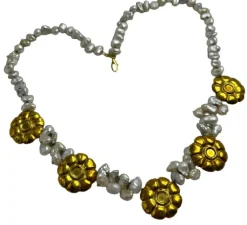 Collier avec perles de rivière et marguerites en or jaune