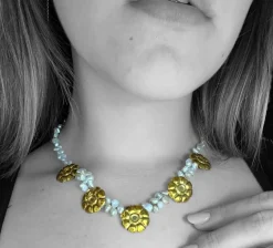 Collier avec perles de rivière et marguerites en or jaune