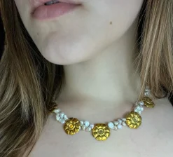 Collier avec perles de rivière et marguerites en or jaune