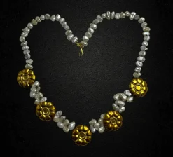 Collier avec perles de rivière et marguerites en or jaune
