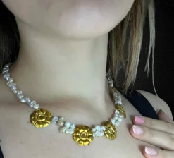 Collier avec perles de rivière et marguerites en or jaune