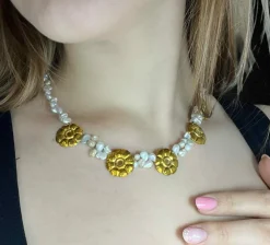 Collier avec perles de rivière et marguerites en or jaune