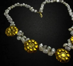 Collier avec perles de rivière et marguerites en or jaune