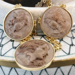 Collier camées sur pierres de lave et or