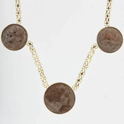 Collier camées sur pierres de lave et or