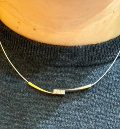 Collier câble or blanc et trilogie de diamants