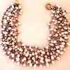 Collier composé de perles de cultures poires roses et grises
