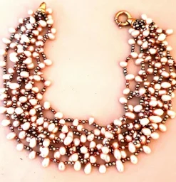 Collier composé de perles de cultures poires roses et grises