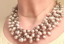 Collier composé de perles de cultures poires roses et grises