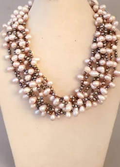Collier composé de perles de cultures poires roses et grises