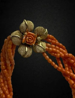 Collier corail, fermoir en or jaune
