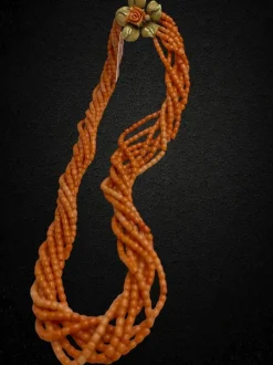 Collier corail, fermoir en or jaune