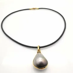 Collier cuir en or jaune et perle