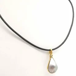 Collier cuir en or jaune et perle