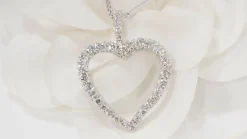 Collier cœur en or blanc et diamants
