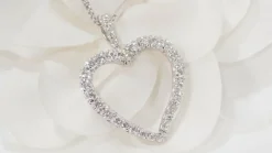 Collier cœur en or blanc et diamants