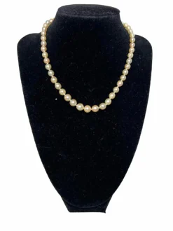 Collier de 50 perles de culture Akoya fermoir or blanc