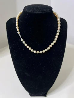 Collier de 50 perles de culture Akoya fermoir or blanc