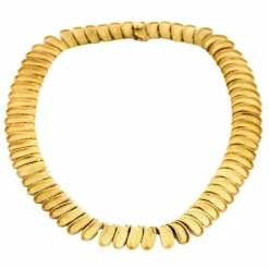 Collier de passementerie en or jaune guilloché et ciselé