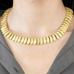 Collier de passementerie en or jaune guilloché et ciselé