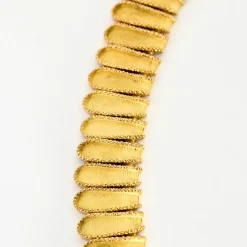 Collier de passementerie en or jaune guilloché et ciselé