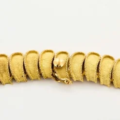 Collier de passementerie en or jaune guilloché et ciselé