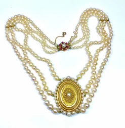 Collier de perles 3 rangs, médaillon or 18 carats et fermoir rubis