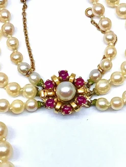 Collier de perles 3 rangs, médaillon or 18 carats et fermoir rubis