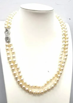 Collier de perles avec fermeture en or blanc et diamants
