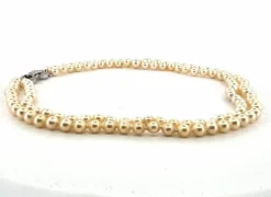 Collier de perles avec fermeture en or blanc et diamants