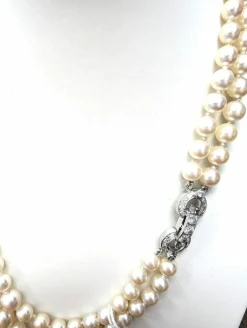Collier de perles avec fermeture en or blanc et diamants
