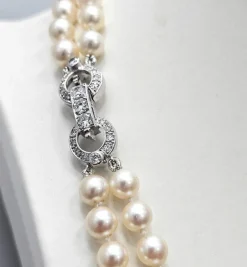 Collier de perles avec fermeture en or blanc et diamants