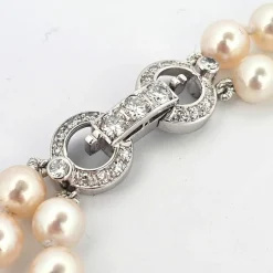 Collier de perles avec fermeture en or blanc et diamants