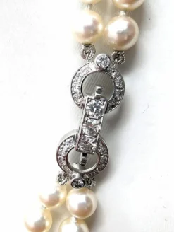 Collier de perles avec fermeture en or blanc et diamants