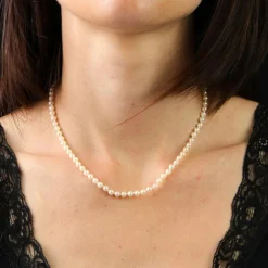 Collier de perles blanches en choker