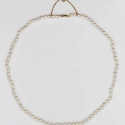Collier de perles blanches en choker