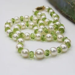 Collier de perles de culture et de perles de péridot