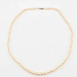 Collier de perles de culture et fermoir or blanc