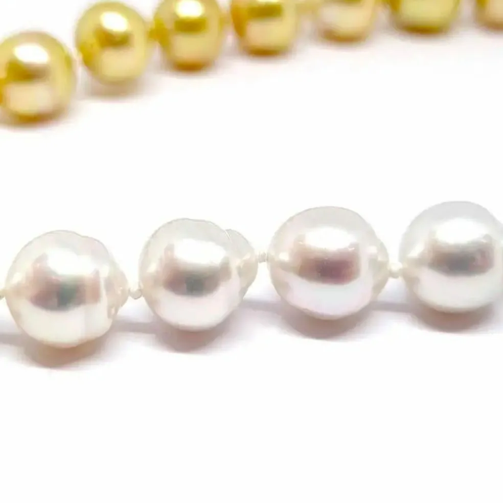 Collier de perles dorées & blanches