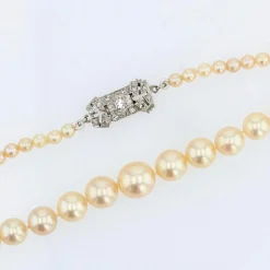 Collier de perles en chute et son fermoir diamants