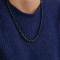 Collier de perles grises