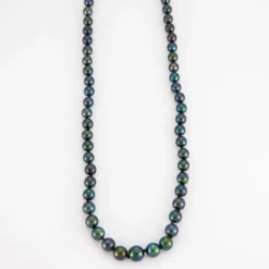 Collier de perles grises
