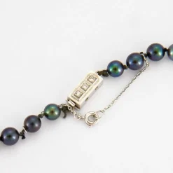 Collier de perles grises