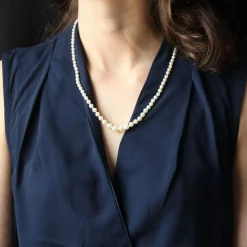 Collier en chute de perles à l'orient blanc nacré