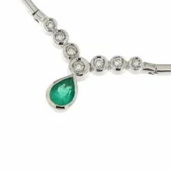 Collier en or blanc avec diamants et goutte d'émeraude